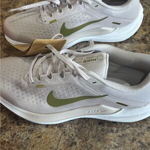 Nike Women's Air Winflo 10 in Platinum Violet with Pacific Moss Accents